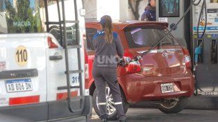 Naftas en Santa Fe: la súper en YPF superó los $2.000 y llenar el tanque ya cuesta más de $100.000