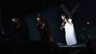 Impactantes imágenes del Vía Crucis personificado en el Monumento a la Bandera