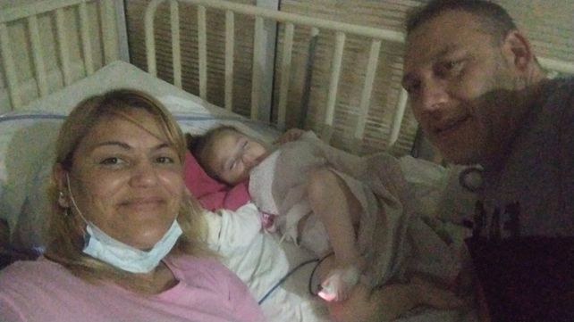 Exultantes. Los padres de la niña pudieron sonreír tras ocho meses de lucha para conseguir la droga.