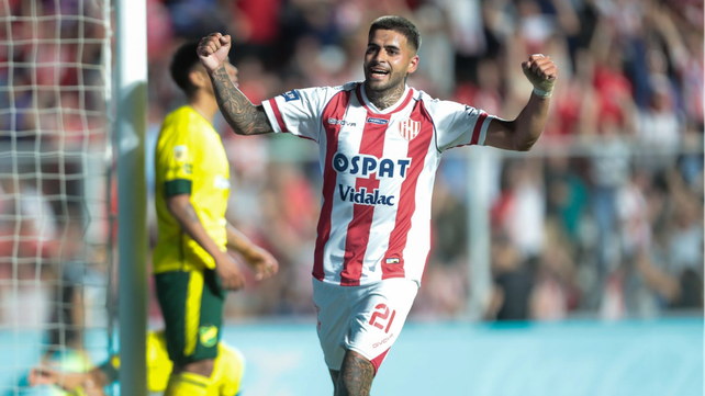 Agustín Colazo celebra el primer gol de Unión