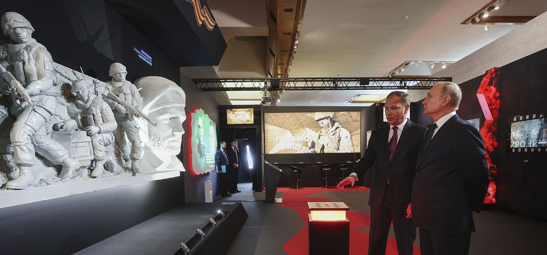 El presidente ruso, Vladimir Putin, acompañado por el director del Museo de la Victoria, Alexander Shkolnik, recorre una exposición dedicada a los participantes de la operación militar de Rusia en Ucrania en el Día del Recuerdo y el Dolor en Moscú, Rusia, el jueves 22 de junio. 2023. (Foto vía AP) El presidente ruso, Vladimir Putin, acompañado por el director del Museo de la Victoria, Alexander Shkolnik, recorre una exposición dedicada a los participantes de la operación militar de Rusia en Ucrania en el Día del Recuerdo y el Dolor en Moscú, Rusia, el jueves 22 de junio. 2023. (Foto vía AP)