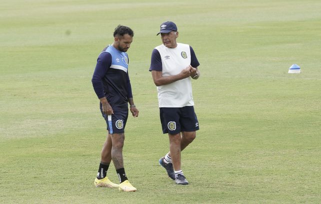 Russo charla con Montoya en medio del entrenamiento, El DT confía en la experiencia del Chaqueño.