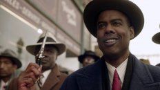 Chris Rock interpreta a Loy Cannon, un mafioso en pugna con los italianos por el negocio del crimen organizado. Chris no solo podía hacerlo bien, sino que sería el único que podía hacerlo bien, dijo el director sobre el trabajo del comediante. Chris Rock interpreta a Loy Cannon, un mafioso en pugna con los italianos por el negocio del crimen organizado. Chris no solo podía hacerlo bien, sino que sería el único que podía hacerlo bien, dijo el director sobre el trabajo del comediante.