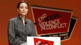 El Reino Unido nombró dama honoraria a Angelina Jolie