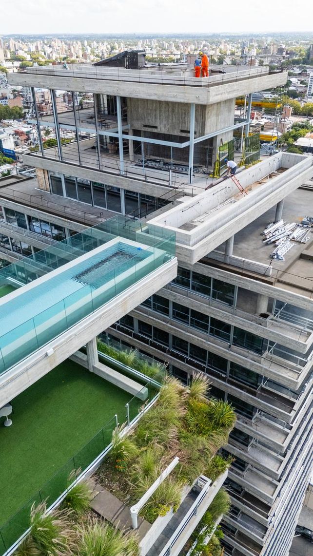 La piscina de suelo vidriado es un detalle único del desarrollo Costa Vía.