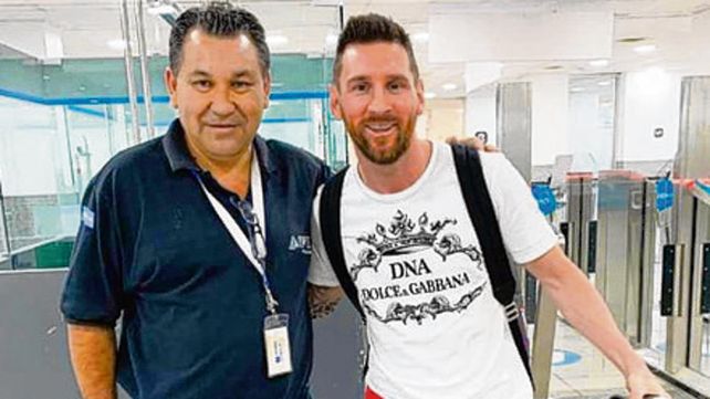 En suelo rosarino. Una de las pocas imágenes de Lionel Messi al llegar al aeropuerto Islas Malvinas para pasar las fiestas.