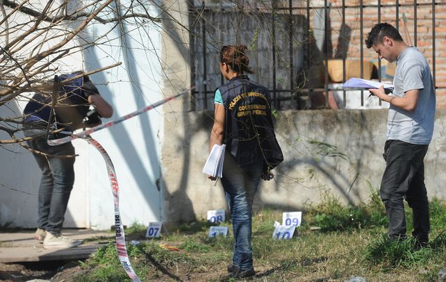Rosario: tomaba mates en la puerta de su casa y lo mataron de siete balazos