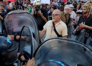 Piedras, gases y palos en la marcha en favor de los jubilados