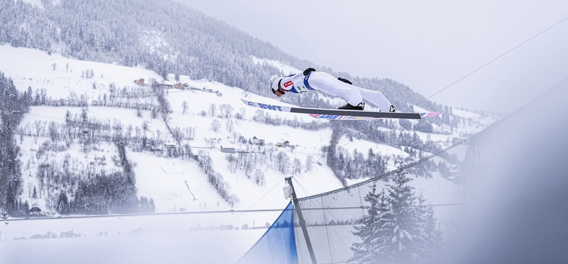 Daniel Andre Tande de Noruega se eleva por los aires durante el salto de prueba de la Copa del Mundo de Vuelo en Esquí en Kulm en Bad Mitterndorf, Austria, el viernes 27 de enero de 2023. (Foto AP/Florian Schroetter)