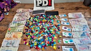 Cayeron una mujer y dos hombres por venta barrial de drogas: secuestraron 575 dosis de cocaína