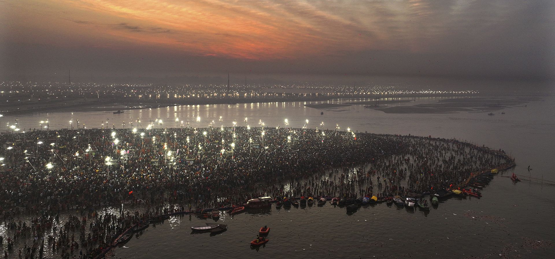 Los devotos hindúes se dan baños rituales en la confluencia de los ríos Ganges, Yamuna y el mítico Saraswati en Shivaratri, el último día del festival Maha Kumbh, en Prayagraj, Uttar Pradesh, India, el miércoles 26 de febrero de 2025. (Foto AP/Rajesh Kumar Singh) Los devotos hindúes se dan baños rituales en la confluencia de los ríos Ganges, Yamuna y el mítico Saraswati en Shivaratri, el último día del festival Maha Kumbh, en Prayagraj, Uttar Pradesh, India, el miércoles 26 de febrero de 2025. (Foto AP/Rajesh Kumar Singh)