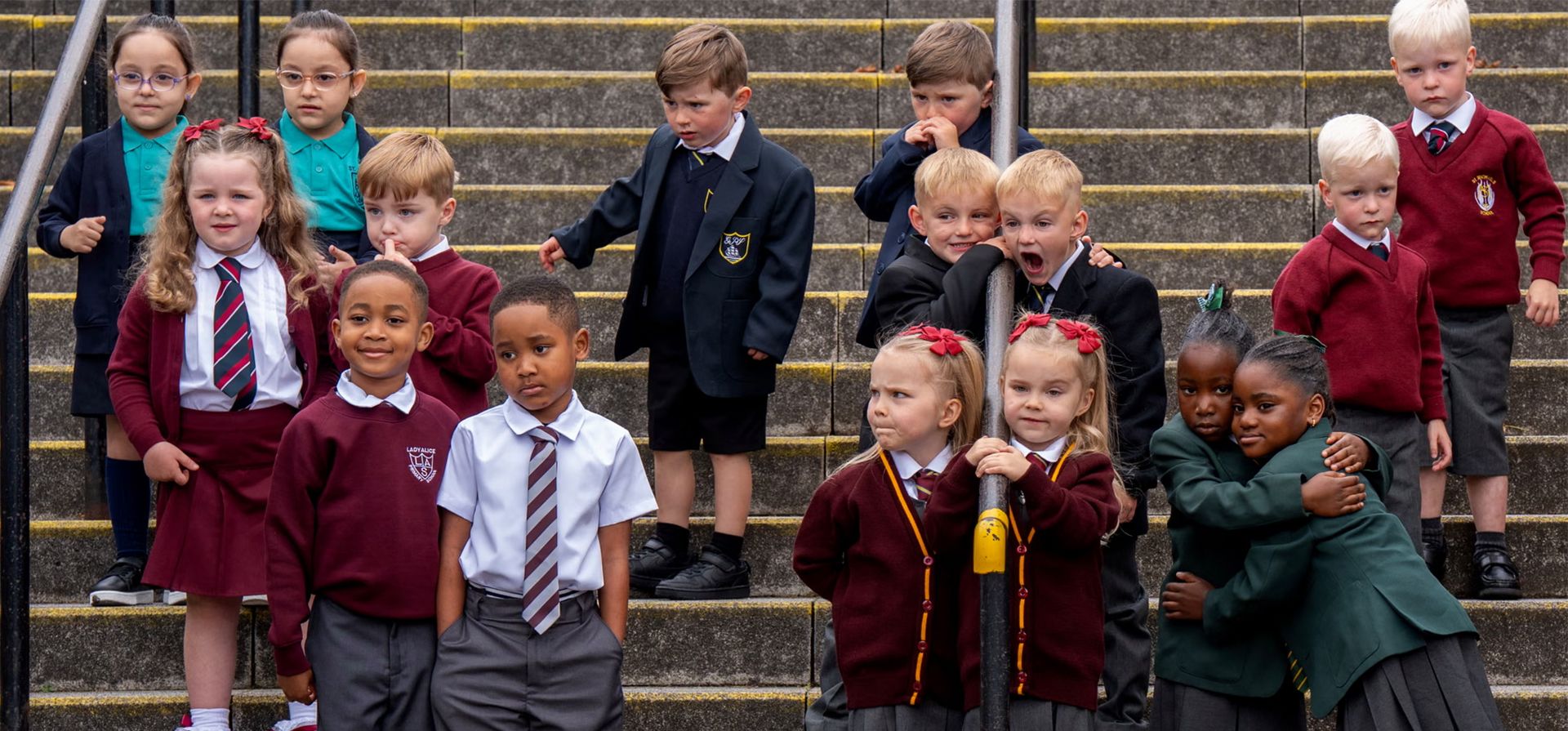 Grupos de gemelos posan en la escuela primaria Ardgowan en Inverclyde, apodada "Twinverclyde" por su alto número de gemelos. Los 18 niños comenzarán sus estudios en escuelas de toda la zona en el nuevo trimestre. Fotografía: Jane Barlow/PA Grupos de gemelos posan en la escuela primaria Ardgowan en Inverclyde, apodada "Twinverclyde" por su alto número de gemelos. Los 18 niños comenzarán sus estudios en escuelas de toda la zona en el nuevo trimestre. Fotografía: Jane Barlow/PA
