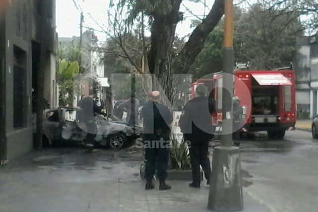 Un auto se incendió dentro de un taller de chapa y pintura