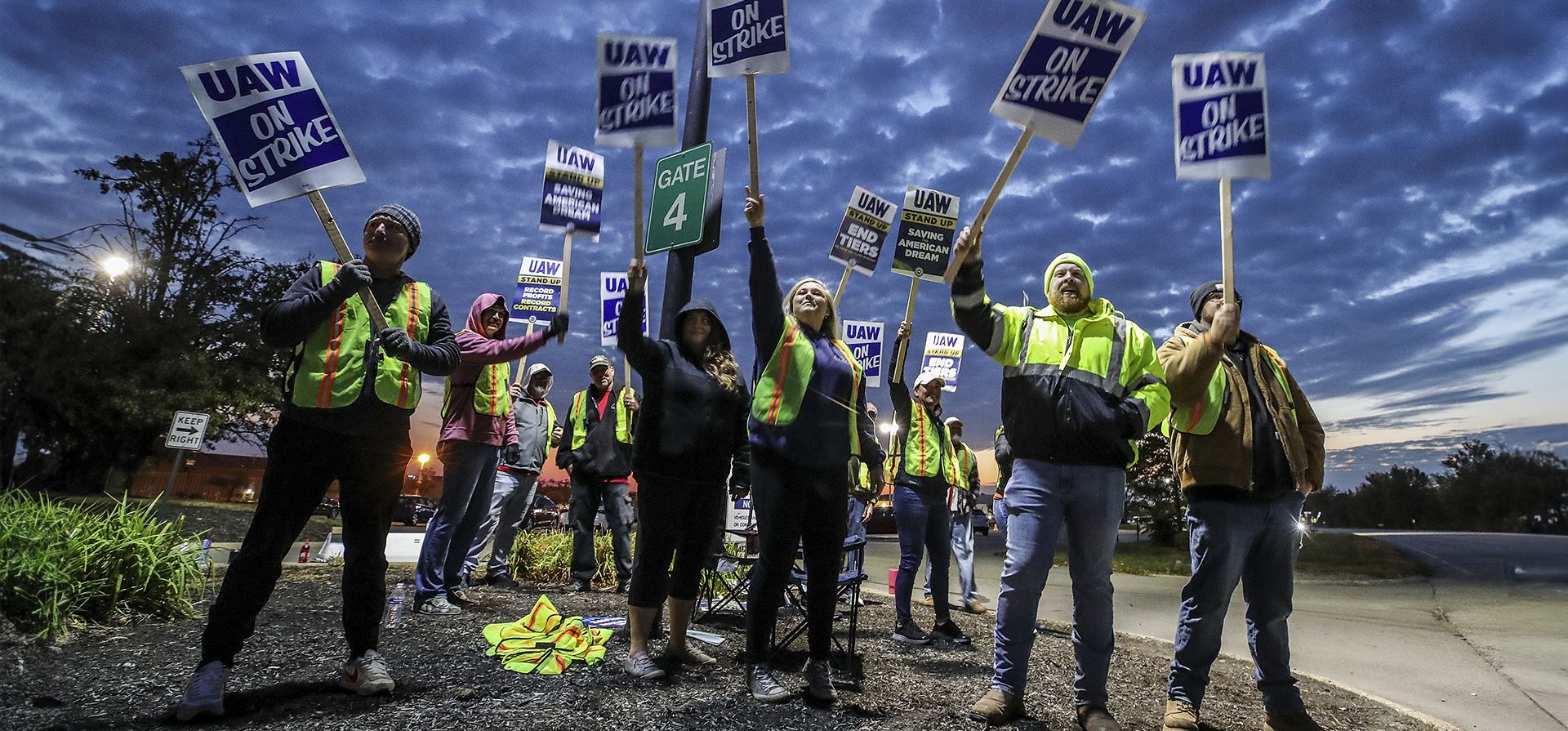 Miembros locales de la UAW hacen huelga frente a la planta de camiones de Ford en Kentucky en Louisville, Kentucky, el jueves 12 de octubre de 2023. El sindicato United Auto Workers intensificó significativamente su huelga contra los tres fabricantes de automóviles de Detroit, cerrando la fábrica más grande de Ford y amenazando al fabricante de Jeep Stellantis. (Michael Clevenger/Courier Journal vía AP) Miembros locales de la UAW hacen huelga frente a la planta de camiones de Ford en Kentucky en Louisville, Kentucky, el jueves 12 de octubre de 2023. El sindicato United Auto Workers intensificó significativamente su huelga contra los tres fabricantes de automóviles de Detroit, cerrando la fábrica más grande de Ford y amenazando al fabricante de Jeep Stellantis. (Michael Clevenger/Courier Journal vía AP)