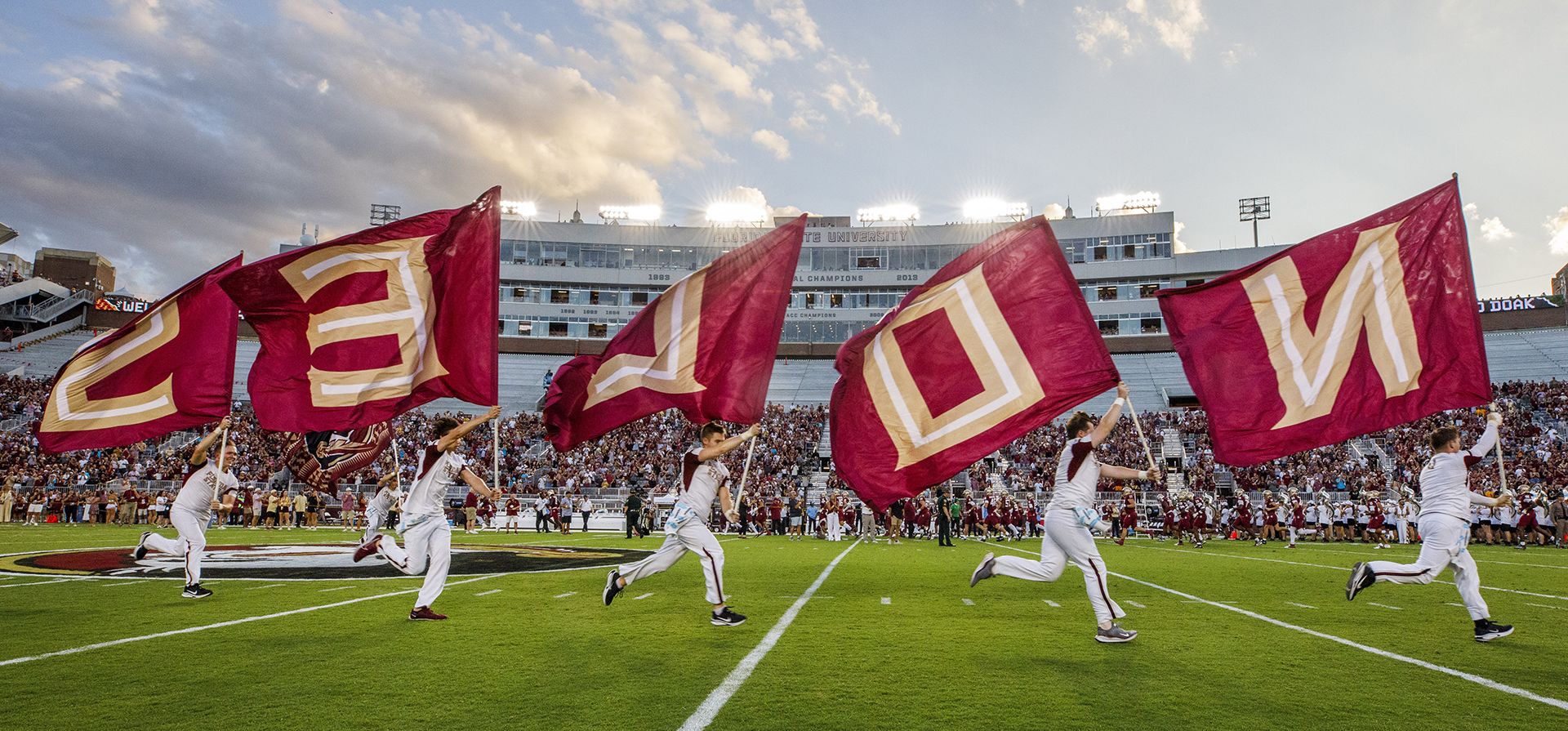 El equipo de banderas del estado de Florida corre antes del inicio de un partido de fútbol americano universitario de la NCAA contra Boston College, en Tallahassee, Florida. (Foto AP/Colin Hackley, Archivo) El equipo de banderas del estado de Florida corre antes del inicio de un partido de fútbol americano universitario de la NCAA contra Boston College, en Tallahassee, Florida. (Foto AP/Colin Hackley, Archivo)
