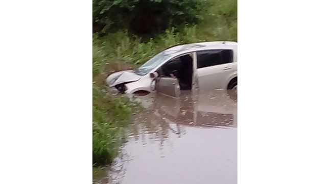 Despistó y terminó sumergido en la banquina