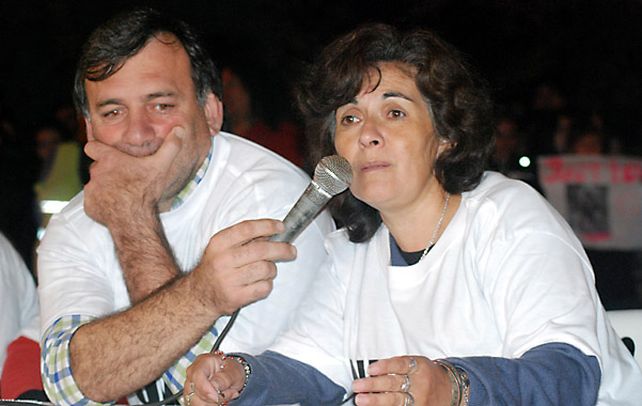 Juntos. Los padres de la chica asesinada en Rufino