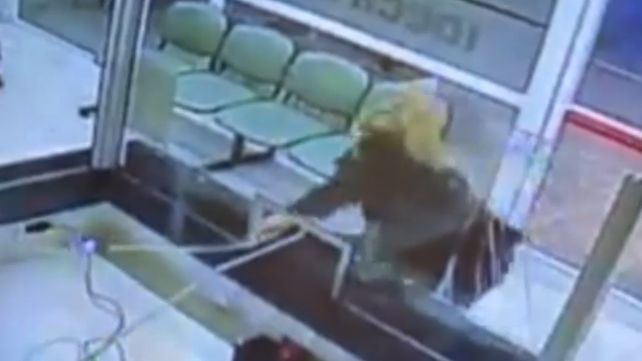 Video: una mujer llegó tarde al médico, perdió el turno y tuvo un ataque de ira