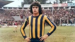Mario Alberto Kempes posando en la previa de un clásico en la vieja cancha de Newells.