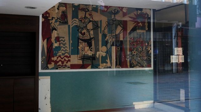 El mural Los músicos visto detrás del vidrio del local de cara a calle SAn Martín al 800.