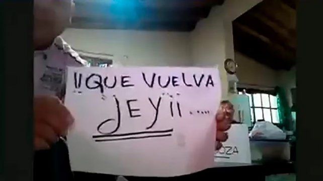 Incómodo momento en La Peña de Morfi por un cartel que pidió por la vuelta de Jey Mammon