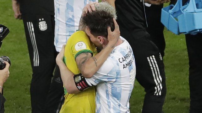 El brasileño Neymar abraza al argentino Lionel Messi al final de la final de la Copa América en el estadio Maracaná de Río de Janeiro, Brasil, el sábado 10 de julio de 2021. Argentina ganó 1-0. Foto AP / Silvia Izquierdo
