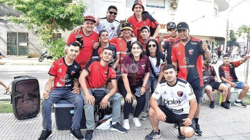 Todo el color y pasión de los hinchas de Colón para el partido ante Defensores de Belgrano