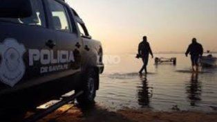 Vecinos del barrio Los Troncos y un pescador que se encontraba en la zona divisaron un cuerpo flotando en aguas del río Salado, a la altura del relleno sanitario.
