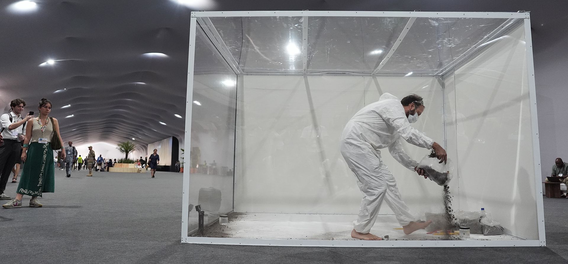 MUNDANO, artista brasileño, utiliza cenizas recogidas de incendios forestales durante una manifestación para concienciar sobre la destrucción de los bosques en la Cumbre del Clima COP30 de la ONU, el martes 18 de noviembre de 2025, en Belém, Brasil. (Foto AP/Joshua A. Bickel) MUNDANO, artista brasileño, utiliza cenizas recogidas de incendios forestales durante una manifestación para concienciar sobre la destrucción de los bosques en la Cumbre del Clima COP30 de la ONU, el martes 18 de noviembre de 2025, en Belém, Brasil. (Foto AP/Joshua A. Bickel)