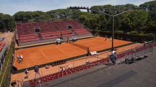 El estadio tiene capacidad para 3.500 personas y fue construido en tiempo récord. Un equipo de la AAT rediseñó todo el sector para que el evento brille.