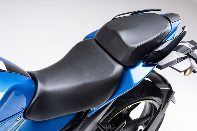 Tiene un asiento de doble altura que ofrece una ergonom&iacute;a optimizada.