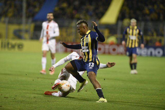 Jaminton Campaz intenta llevarse la pelota ante la dura marca brasileña.