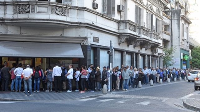 Largas filas en el centro. En los locales deberán instalar un cartel que especifique los alcances de la ley.