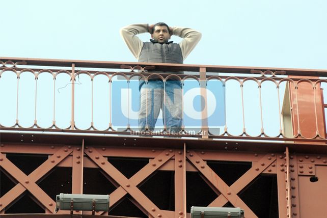 Un remisero de la cooperativa amagó a tirarse del puente