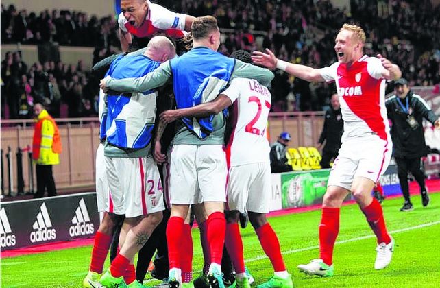 Venga ese abrazo. Los jugadores de Mónaco celebran uno de los tres tantos.