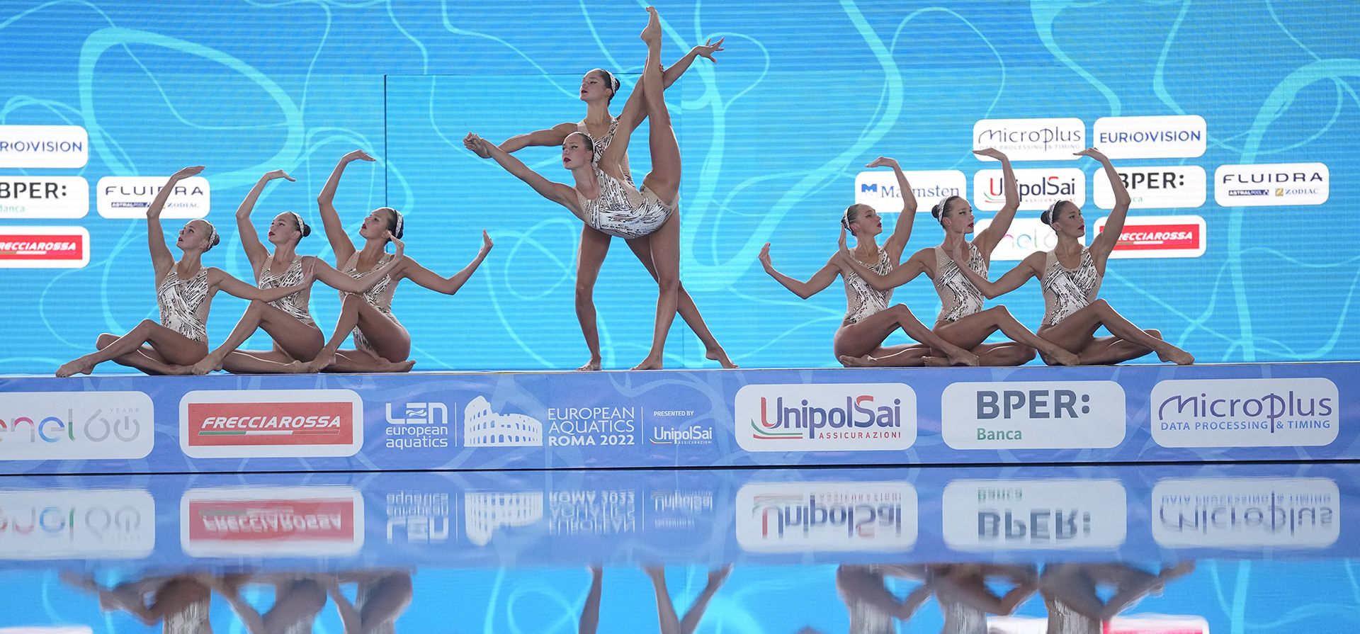 El equipo ucraniano compite en la final técnica femenina de natación artística en el Campeonato Europeo de Natación, en Roma, el jueves 11 de agosto de 2022.