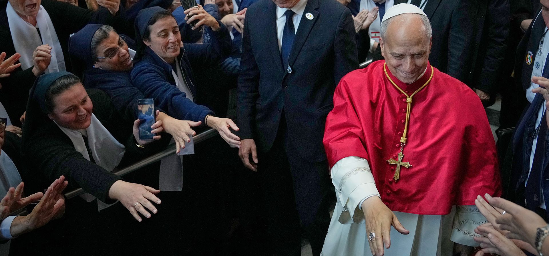 El Papa León XIV es recibido a su llegada para reunirse con obispos, sacerdotes, personas consagradas y agentes pastorales en la basílica católica de Harissa, Líbano, el lunes 1 de diciembre de 2025. (Foto AP/Hussein Malla) El Papa León XIV es recibido a su llegada para reunirse con obispos, sacerdotes, personas consagradas y agentes pastorales en la basílica católica de Harissa, Líbano, el lunes 1 de diciembre de 2025. (Foto AP/Hussein Malla)