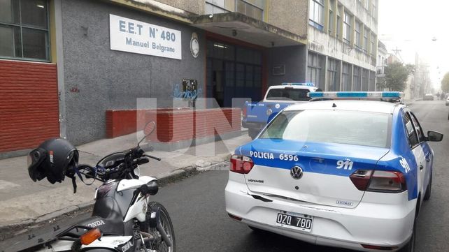 Ayer viernes. La Brigada de Explosivos acudió al colegio tras la amenaza.&nbsp;