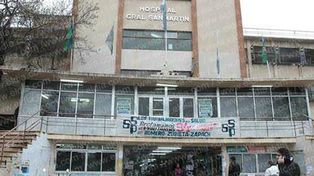 Denuncian que una detenida dio a luz con un pie esposado a una cama