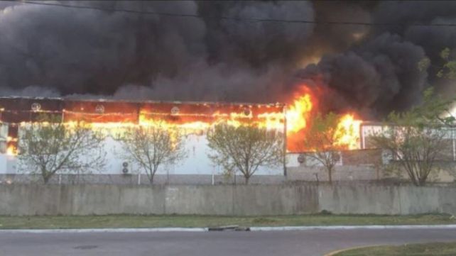 Combaten un incendio de grandes proporciones en el Parque Industrial de Bernal