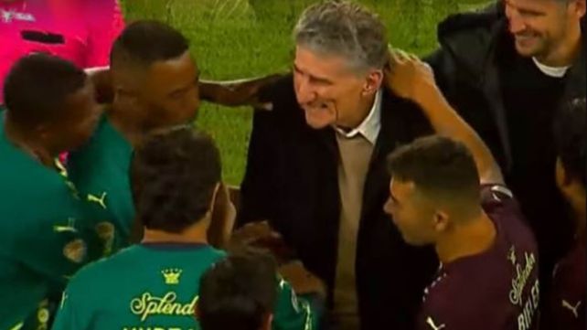 Todo el mundo abrazó al Patón Bauza