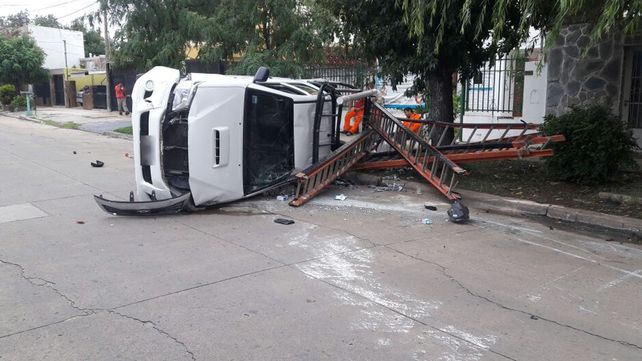 Impactante accidente entre un auto y una camioneta