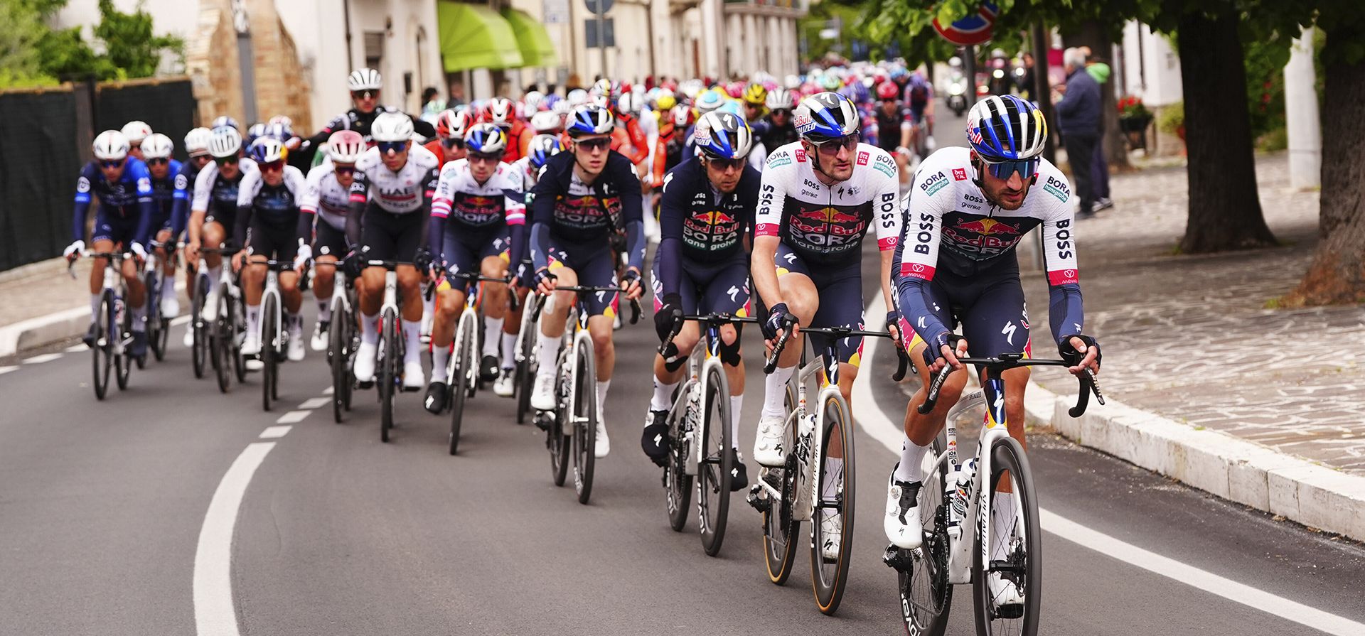 El pelotón de ciclistas transita la séptima etapa del Giro de Italia desde Castel di Sangro a Tagliacozzo, Italia, el viernes 16 de mayo de 2025. (Fabio Ferrari/LaPresse vía AP) El pelotón de ciclistas transita la séptima etapa del Giro de Italia desde Castel di Sangro a Tagliacozzo, Italia, el viernes 16 de mayo de 2025. (Fabio Ferrari/LaPresse vía AP)