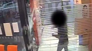 El cajero automático le retuvo la tarjeta, se brotó y terminó destrozando el banco