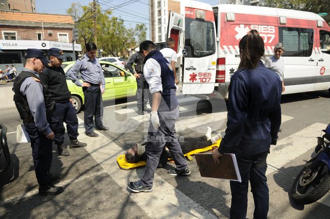 Traslado. La mujer cuando llegó el servicio de ambulancia.&nbsp;