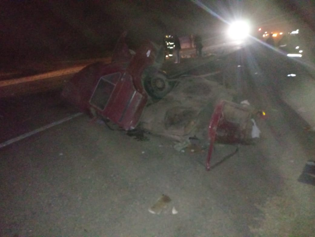 Murieron dos muchachos de 20 y 27 años en un choque frontal con un camión
