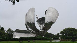 La escultura metálica de 20 metros de altura que domina la plaza Naciones Unidas en el barrio porteño de Recoleta, fue seriamente dañada por el temporal.