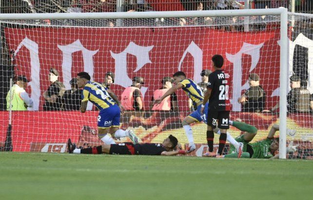 Enzo Copetti ya tocó al gol y sale corriendo a festejarlo. El delantero ingresó y seis minutos después le bajó la persiana al partido.