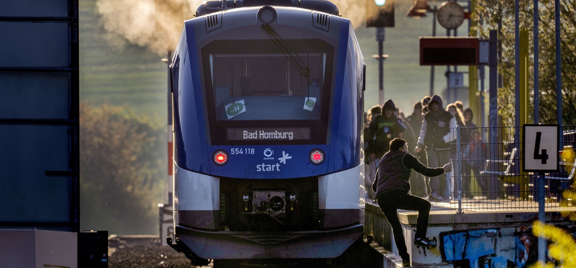 Un hombre que ha cruzado los rieles sube al andén para tomar un tren en la pequeña estación de Wehrheim cerca de Frankfurt, Alemania, el miércoles 24 de abril de 2024. (Foto AP/Michael Probst) Un hombre que ha cruzado los rieles sube al andén para tomar un tren en la pequeña estación de Wehrheim cerca de Frankfurt, Alemania, el miércoles 24 de abril de 2024. (Foto AP/Michael Probst)
