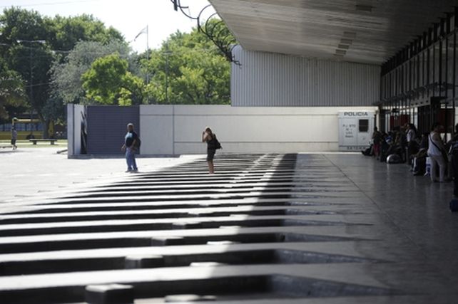 La terminal de ómnibus Mariano Moreno recuperaría con las horas su habitual movimiento.